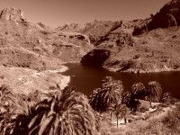 Malebná krajina s palmami ve středozemí Gran Canaria u přehrady Embalse de Soriá